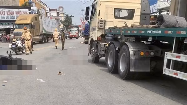 Va chạm với xe đầu kéo, nữ sinh 16 tuổi tử vong