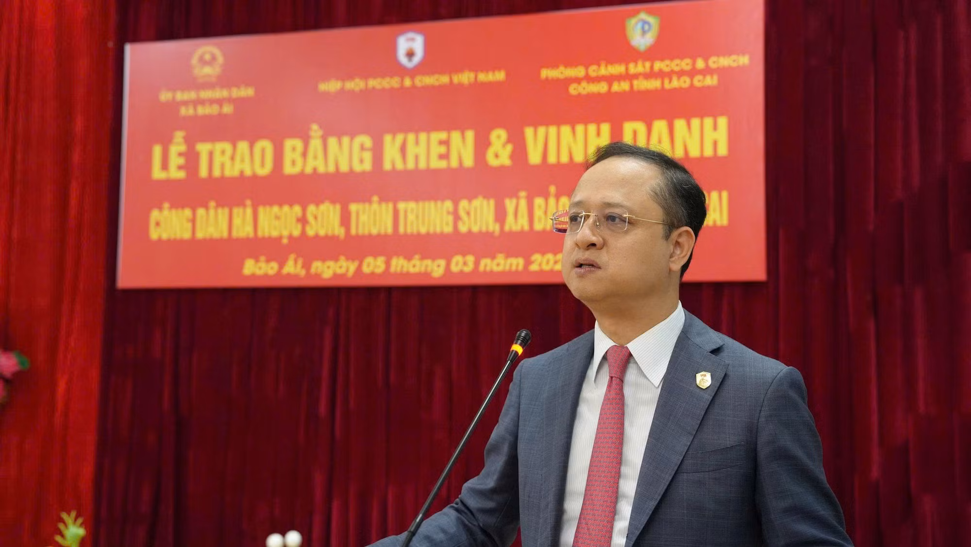 Trao Bằng khen tặng công dân Hà Ngọc Sơn dũng cảm cứu 6 nạn nhân tại hồ Thác Bà -0