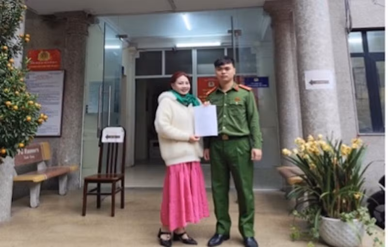 Công an phường Thanh Liệt hỗ trợ người dân nhận lại 92 triệu đồng chuyển khoản nhầm -0