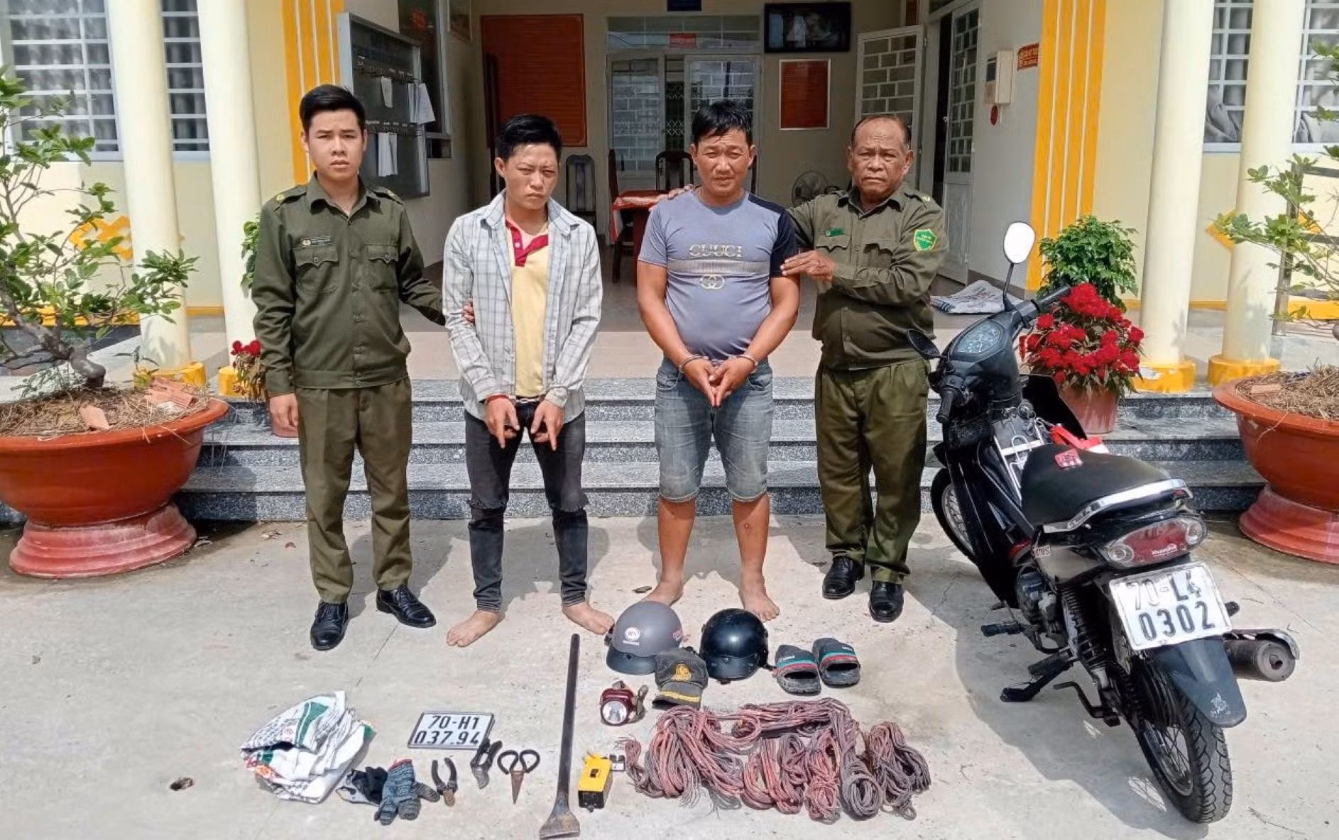Bắt hai đối tượng trộm manh động dùng kéo chống trả Công an -0