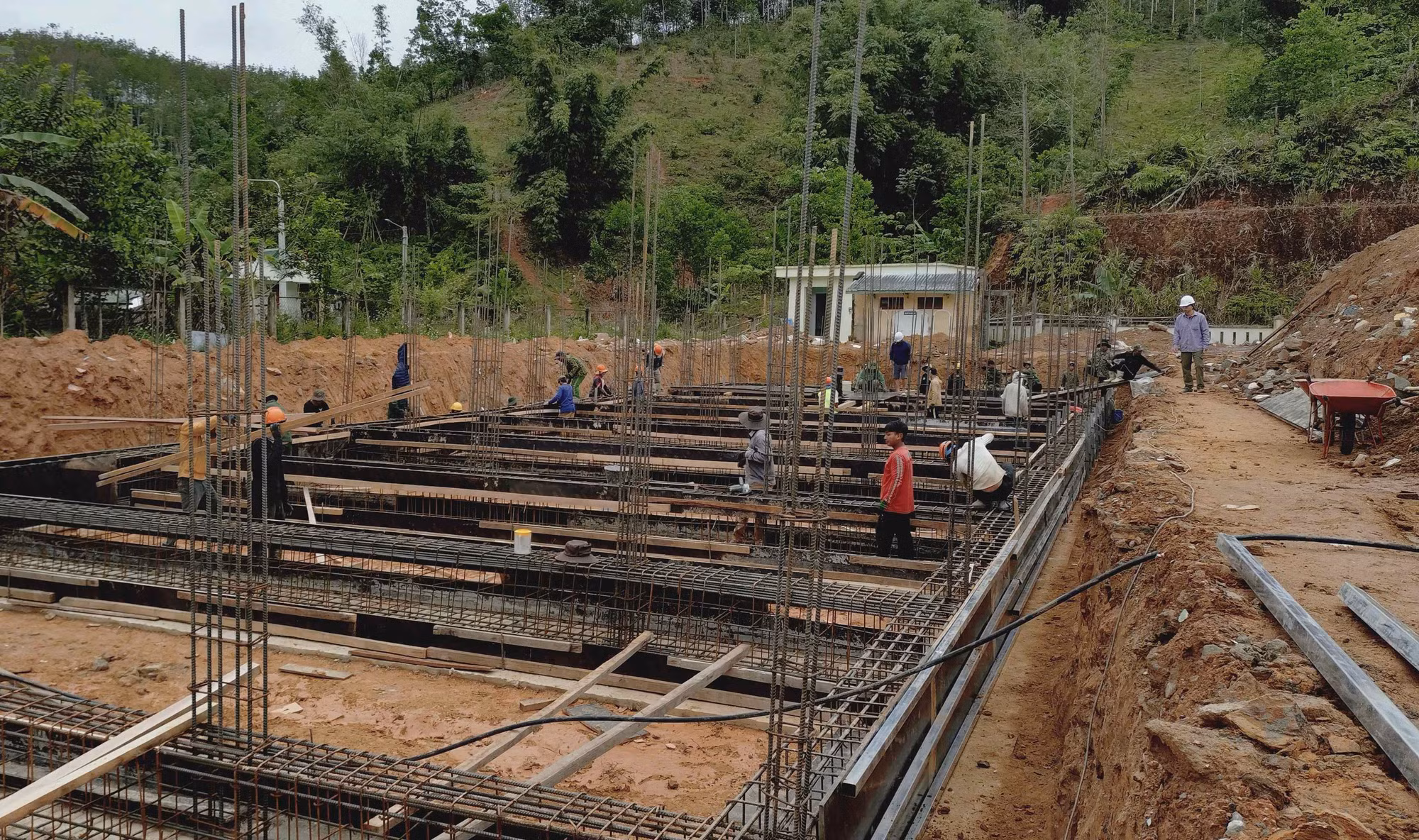 Gỡ nút thắt, dồn lực thi công các trường liên cấp ở vùng biên Đà Nẵng -0