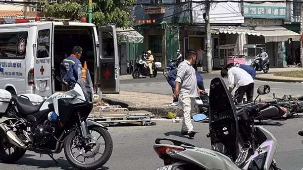 Va chạm với xe máy băng qua đường, 3 người thương vong