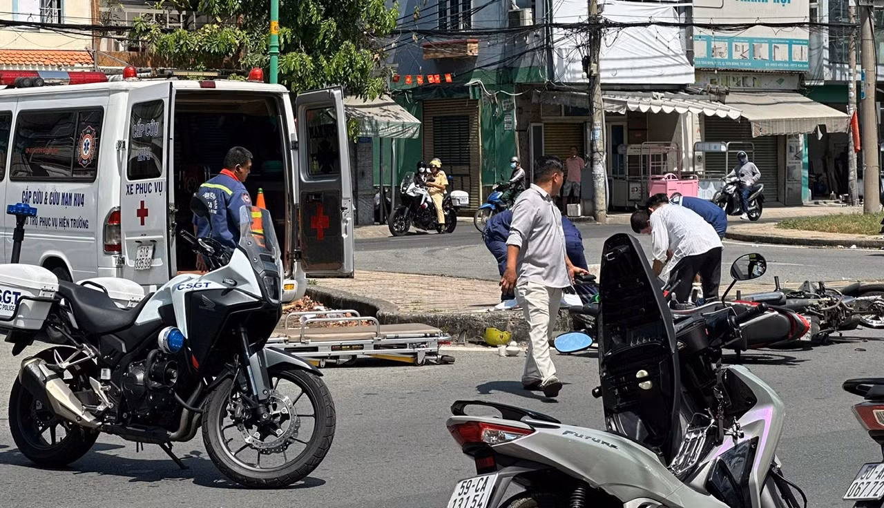 Va chạm với xe máy đang băng qua đường, 1 người tử vong -1