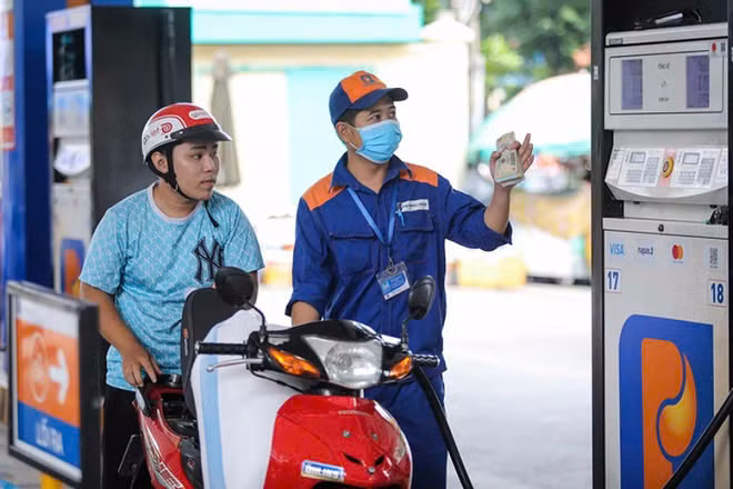 Xăng RON95-III giảm 443 đồng/lít -0