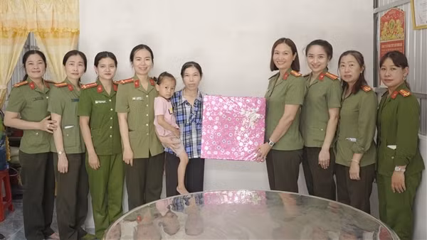 Công an tỉnh Cà Mau trao tặng 2 căn nhà “Nghĩa tình phụ nữ”