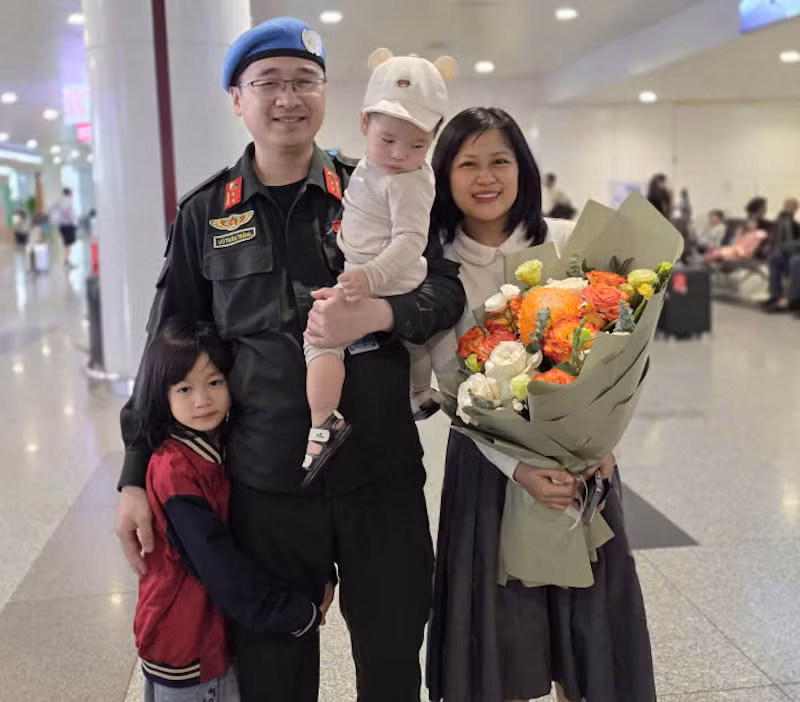 Rưng rưng xúc động được đặt chân trên mảnh đất thân yêu của Tổ quốc -0