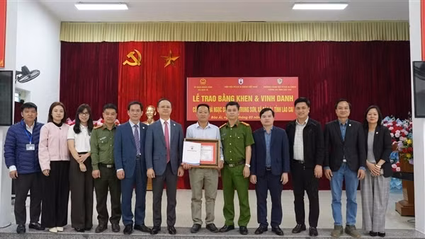 Trao Bằng khen tặng công dân Hà Ngọc Sơn dũng cảm cứu 6 nạn nhân tại hồ Thác Bà