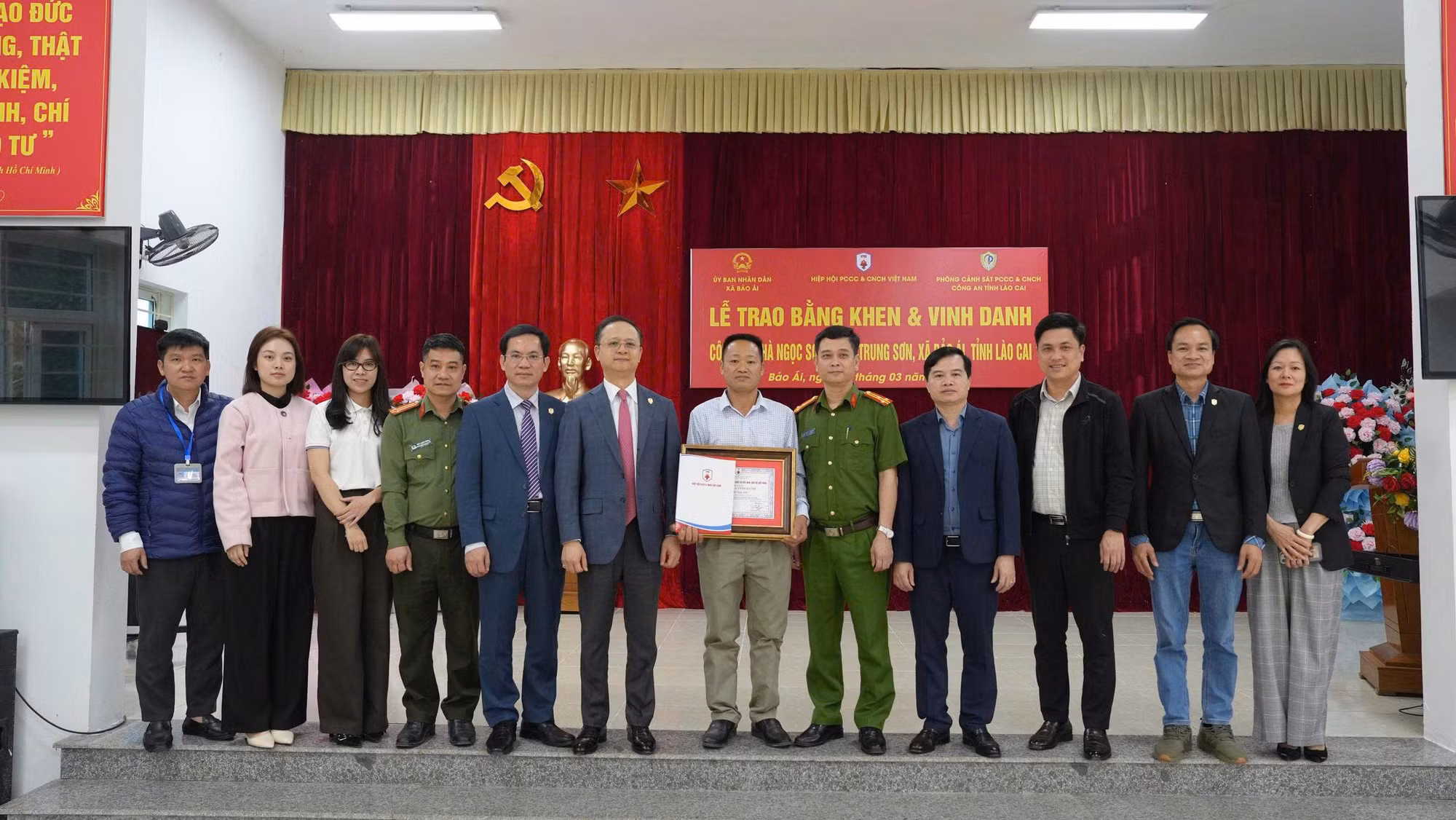 Trao Bằng khen tặng công dân Hà Ngọc Sơn dũng cảm cứu 6 nạn nhân tại hồ Thác Bà -0