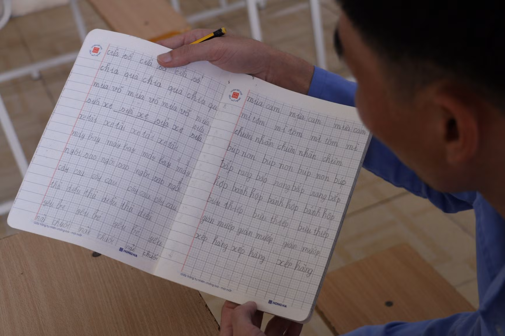 Ngày cầm bút đầu tiên của những “học sinh” ở tuổi xế chiều -0