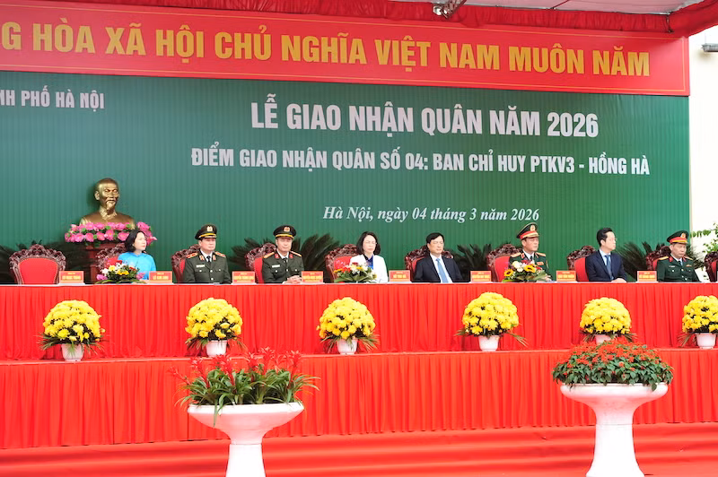 Bí thư Thành ủy Nguyễn Duy Ngọc dự lễ giao nhận quân tại điểm số 4 Ban chỉ huy phòng thủ khu vực 3 - Hồng Hà -0