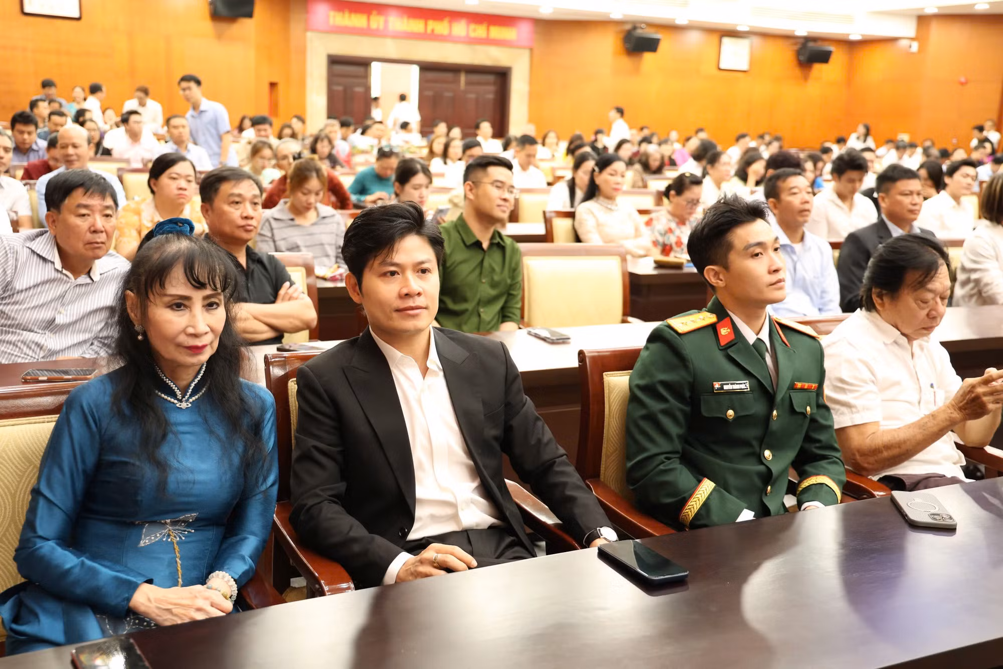 TP Hồ Chí Minh gặp mặt báo chí, văn nghệ sĩ -1