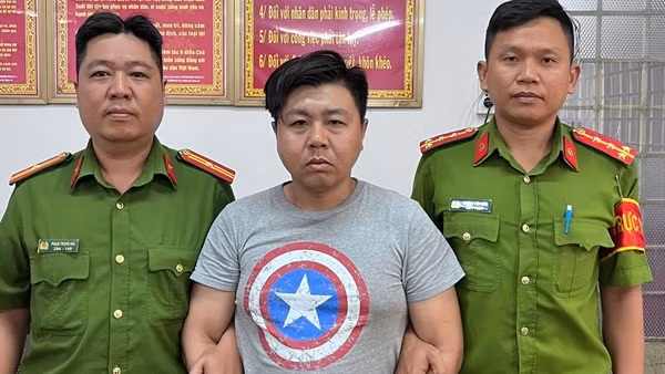 Bắt khẩn cấp tài xế xe ôm gây rối trước cổng sân bay Tân Sơn Nhất