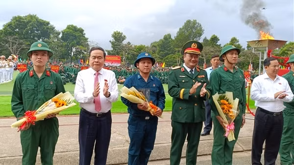 Chủ tịch Quốc hội Trần Thanh Mẫn dự lễ giao nhận quân ở TP Hồ Chí Minh