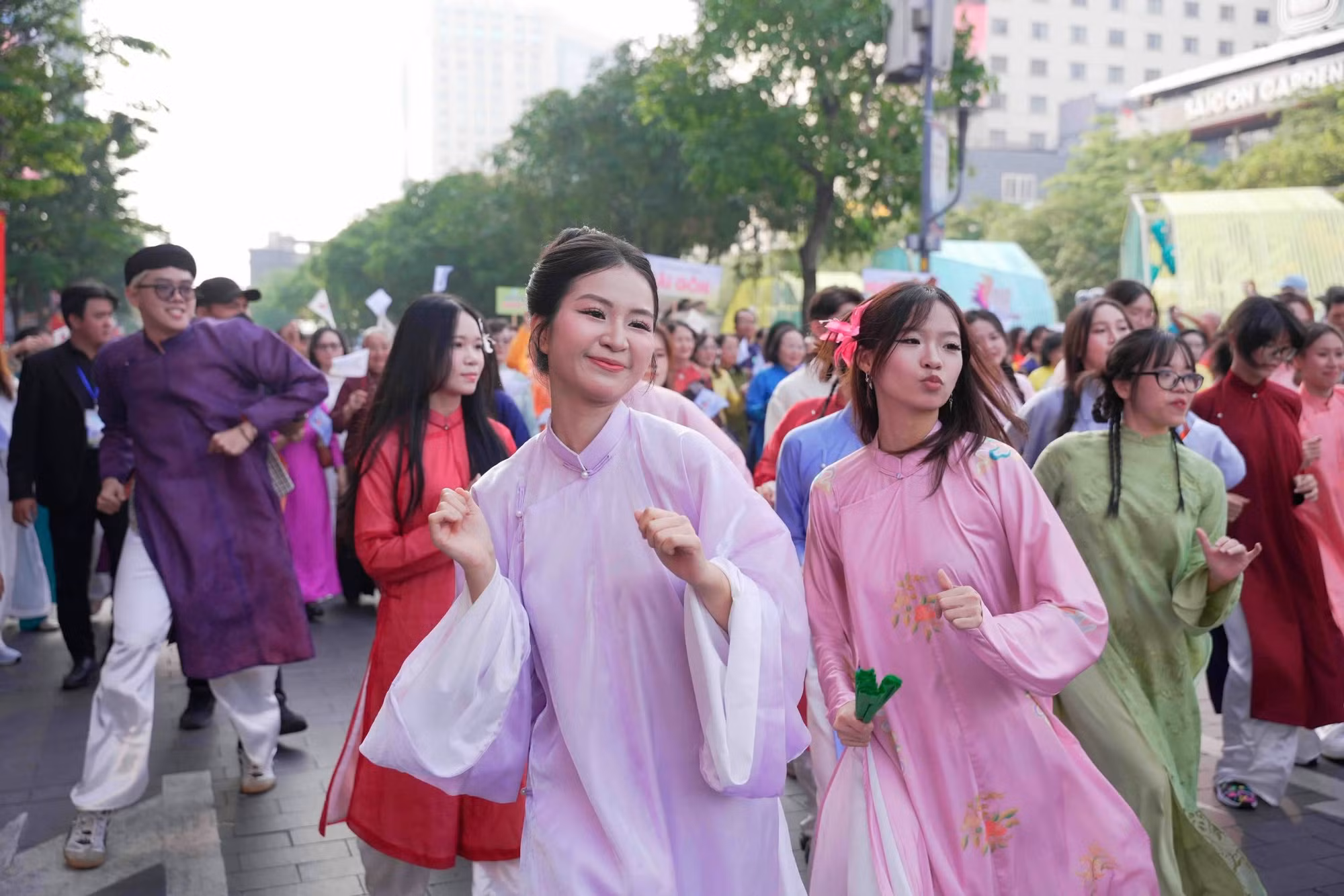 Hơn 58 ngàn người đồng diễn dân vũ áo dài tại TP Hồ Chí Minh -1