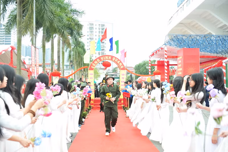 Bí thư Thành ủy Nguyễn Duy Ngọc dự lễ giao nhận quân tại điểm số 4 Ban chỉ huy phòng thủ khu vực 3 - Hồng Hà -4