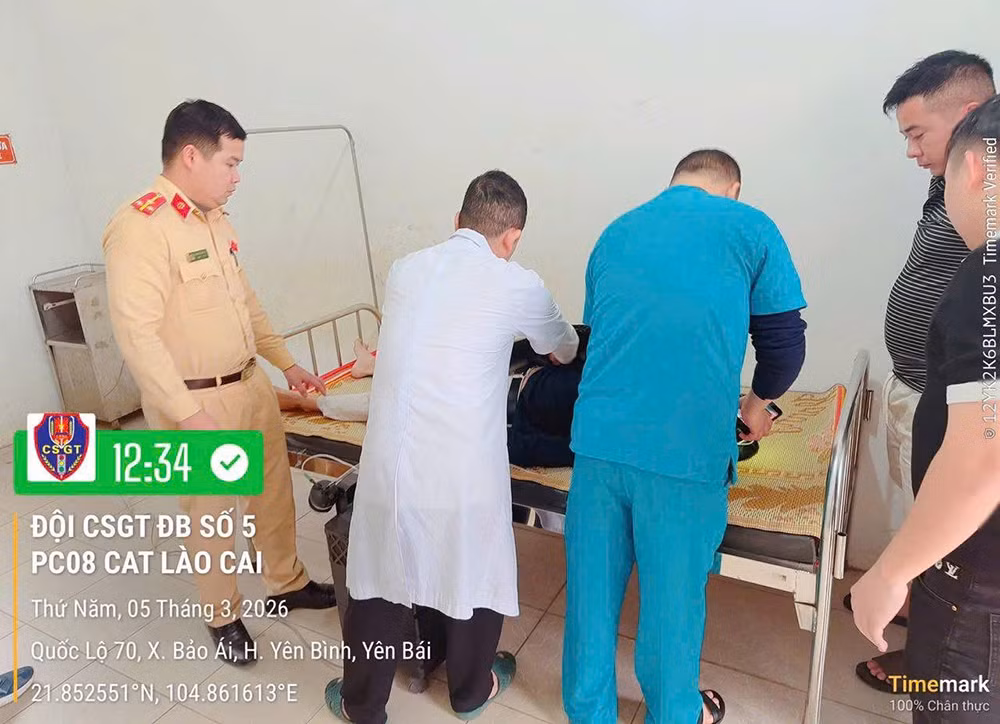 Cảnh sát giao thông&nbsp;kịp thời đưa người dân đi cấp cứu vượt qua cơn nguy kịch -0