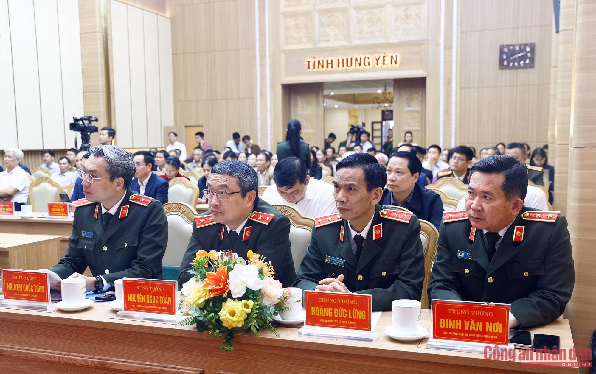 Bộ trưởng Lương Tam Quang tiếp xúc xử tri tại Đơn vị bầu cử số 3, tỉnh Hưng Yên -1