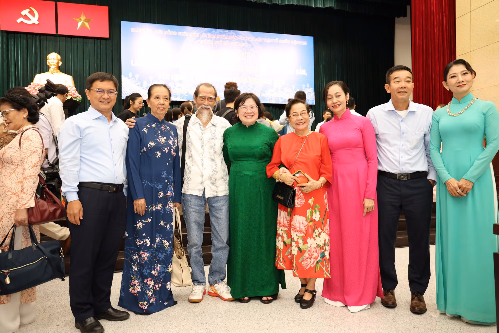 TP Hồ Chí Minh gặp mặt báo chí, văn nghệ sĩ -0