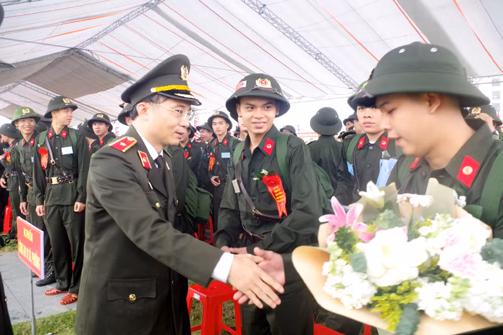 Gần 1.700 tân binh Hà Tĩnh náo nức lên đường nhập ngũ -0