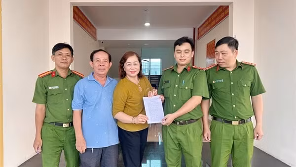 Công an phường nhanh chóng làm rõ vụ lừa đảo, thu hồi tài sản cho bị hại