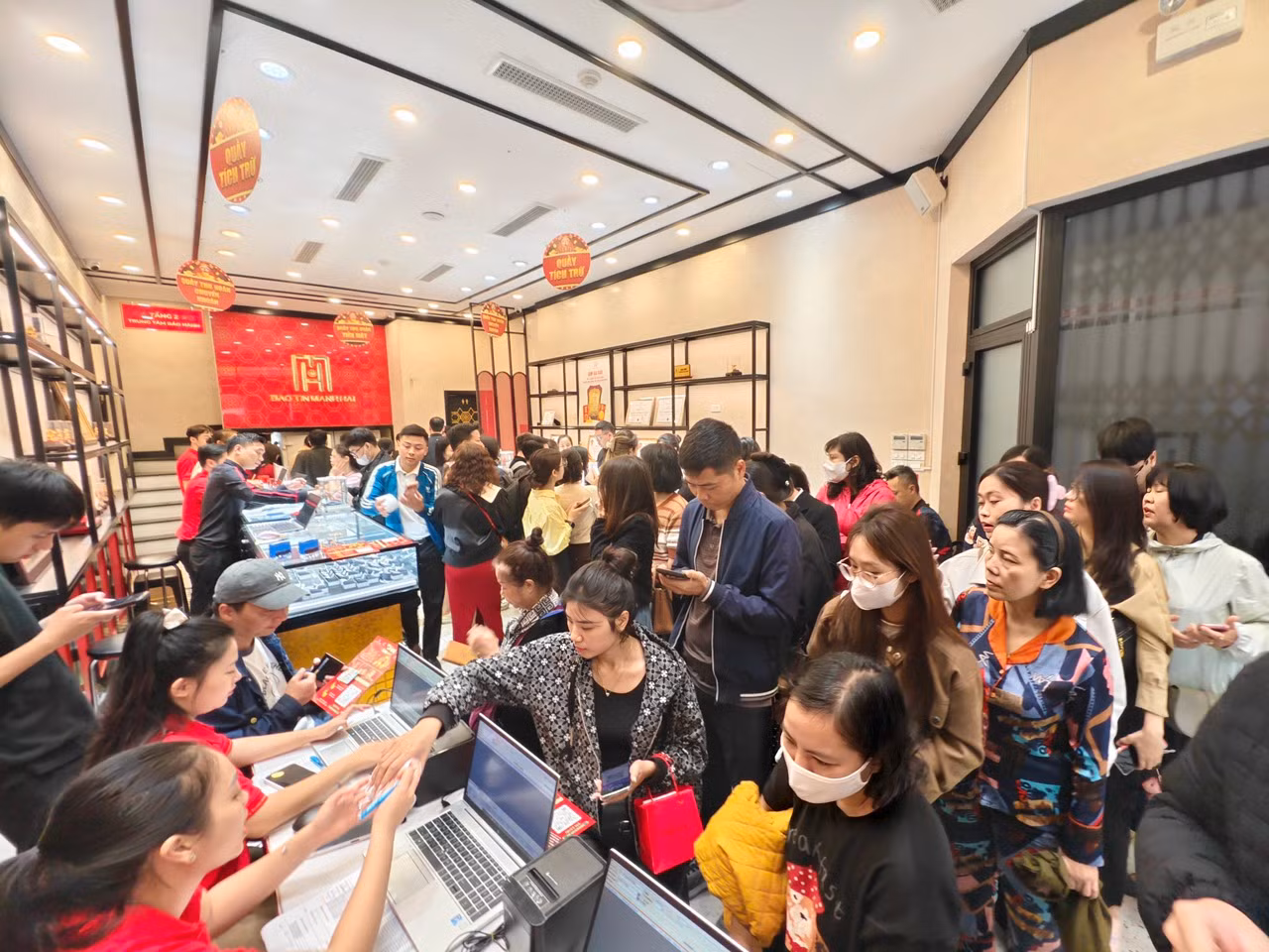 Giá vàng bất ngờ “quay xe”, người mua cẩn thận -0