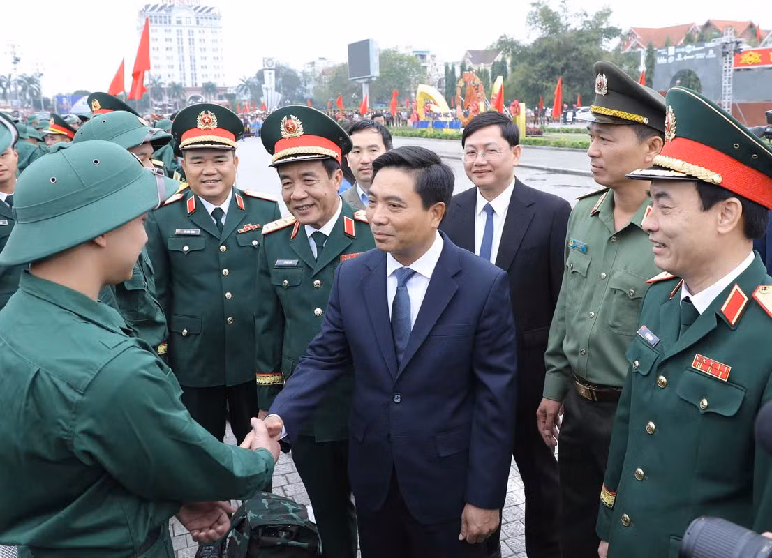 Gần 4.000 thanh niên Thanh Hóa lên đường nhập ngũ -0