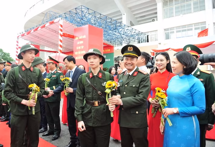 Bí thư Thành ủy Nguyễn Duy Ngọc dự lễ giao nhận quân tại điểm số 4 Ban chỉ huy phòng thủ khu vực 3 - Hồng Hà -0