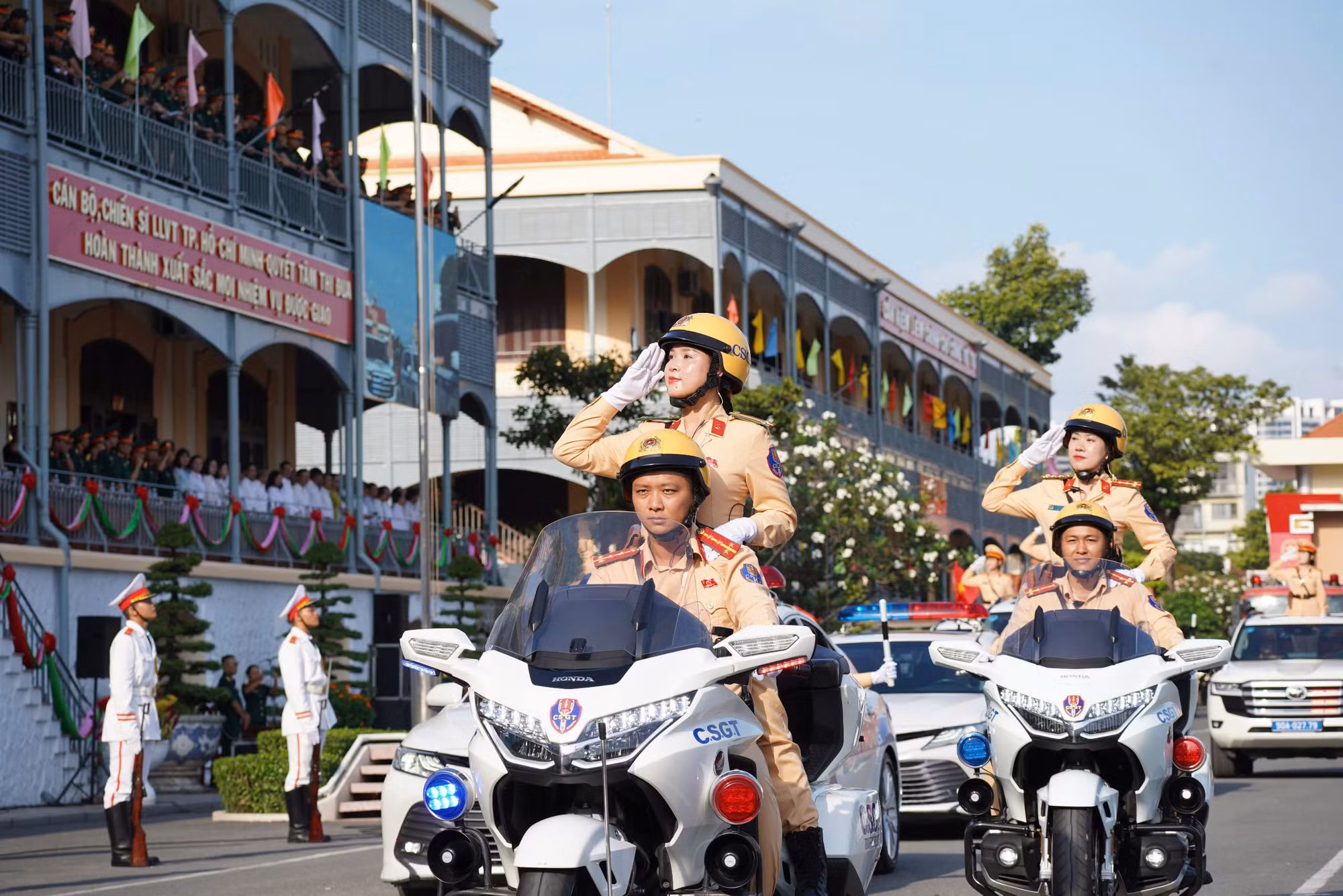 Các lực lượng vũ trang TP Hồ Chí Minh ra quân huấn luyện năm 2026 -2
