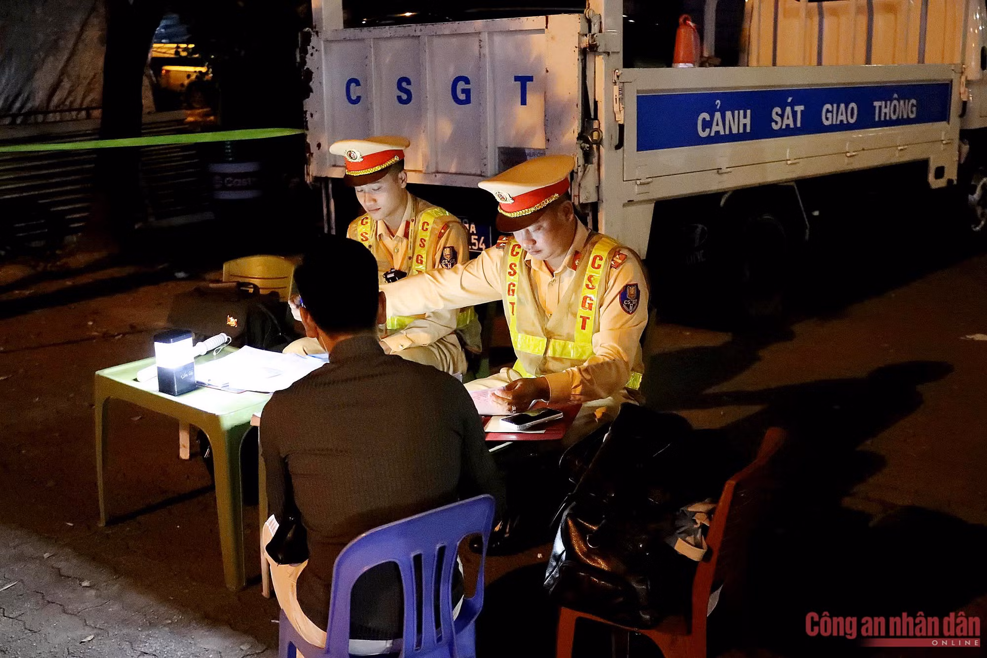 Kiểm soát nồng độ cồn đến khuya, CSGT phát hiện nhiều tài xế ô tô vi phạm ảnh 3 2d8b3e630d9383cdda82.jpg -0