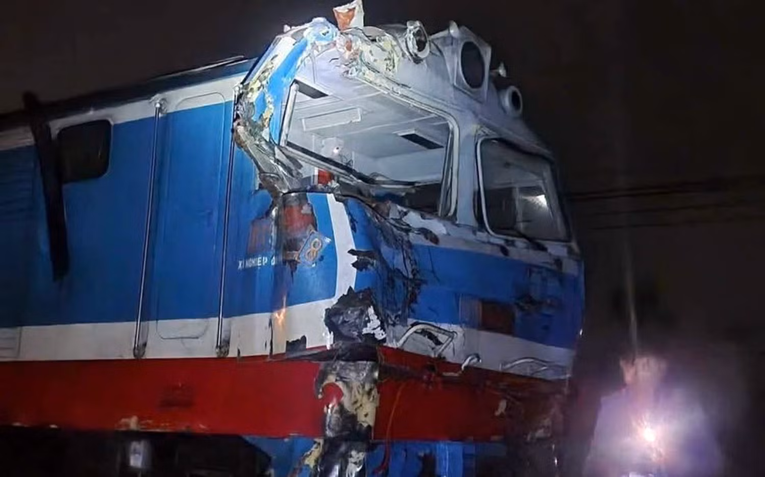 Ôtô vượt rào chắn bị tàu hỏa tông mạnh trong đêm -0