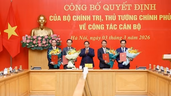 Thủ tướng trao quyết định chỉ định Phó Bí thư Đảng ủy Chính phủ và bổ nhiệm lãnh đạo 4 bộ, cơ quan ngang Bộ