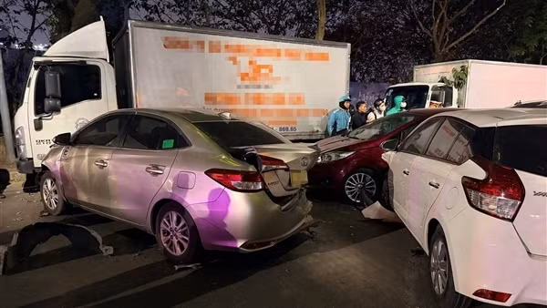Ô tô tông liên hoàn trên phố ở Hà Nội, nhiều người bị thương
