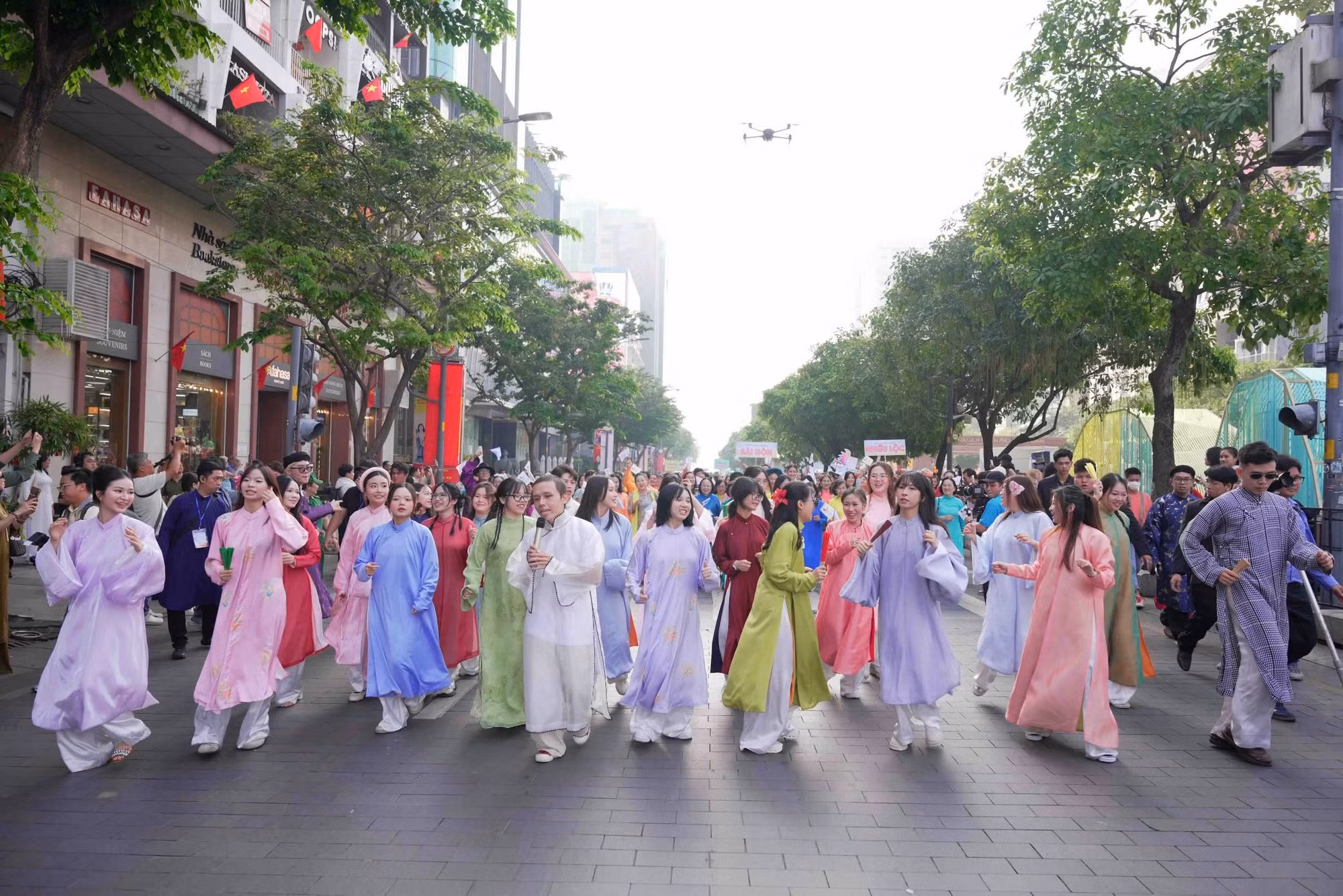 Hơn 58 ngàn người đồng diễn dân vũ áo dài tại TP Hồ Chí Minh -0