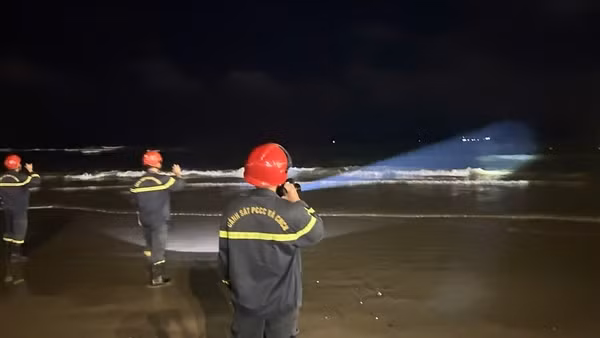 Hai người liên tiếp bị sóng cuốn mất tích khi đang tắm biển ở Khánh Hòa