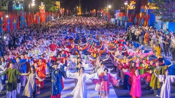 Lễ hội áo dài TP Hồ Chí Minh với chủ đề “Sợi tơ vàng son - Dệt nên khát vọng”