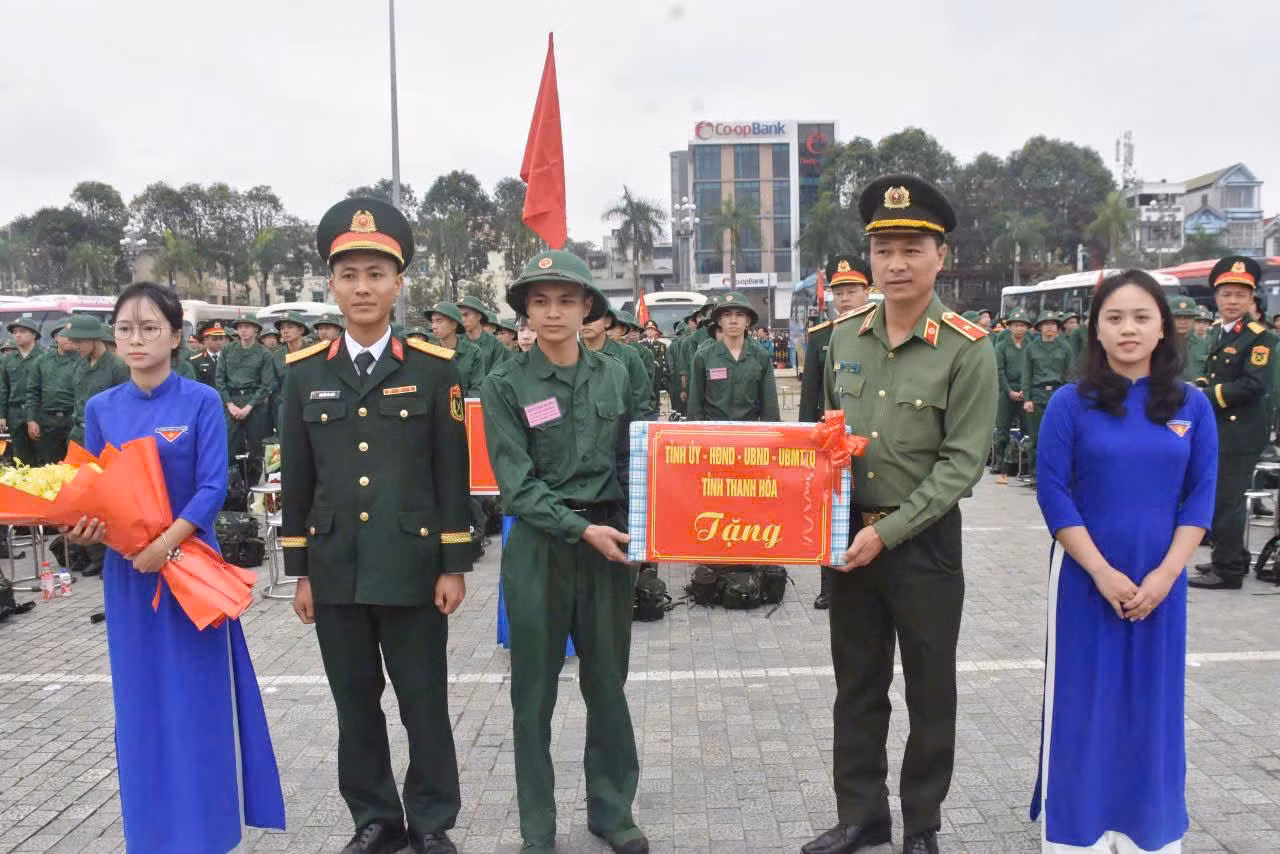 Gần 4.000 thanh niên Thanh Hóa lên đường nhập ngũ -0