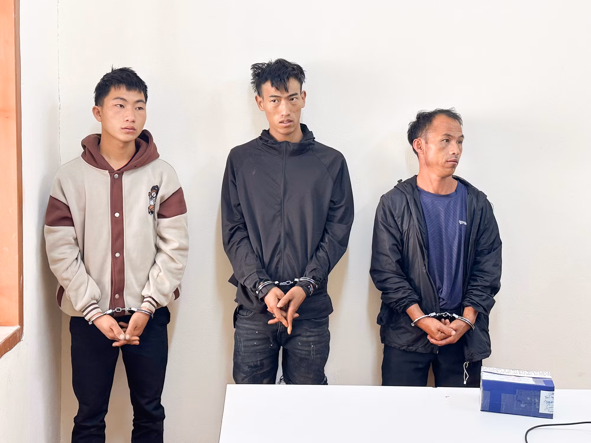 Triệt phá đường dây tội phạm, thu 34kg ma túy tổng hợp, 2 bánh heroin và nhiều vũ khí ảnh 2 Công an tỉnh Sơn La triệt phá đường dây ma túy xuyên biên giới -0