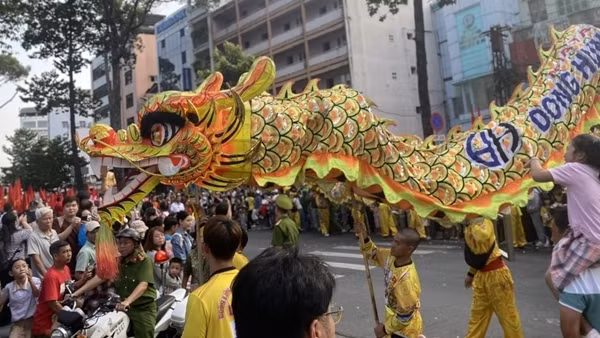 Hàng ngàn người dân tham gia lễ hội Tết Nguyên tiêu ở Chợ Lớn