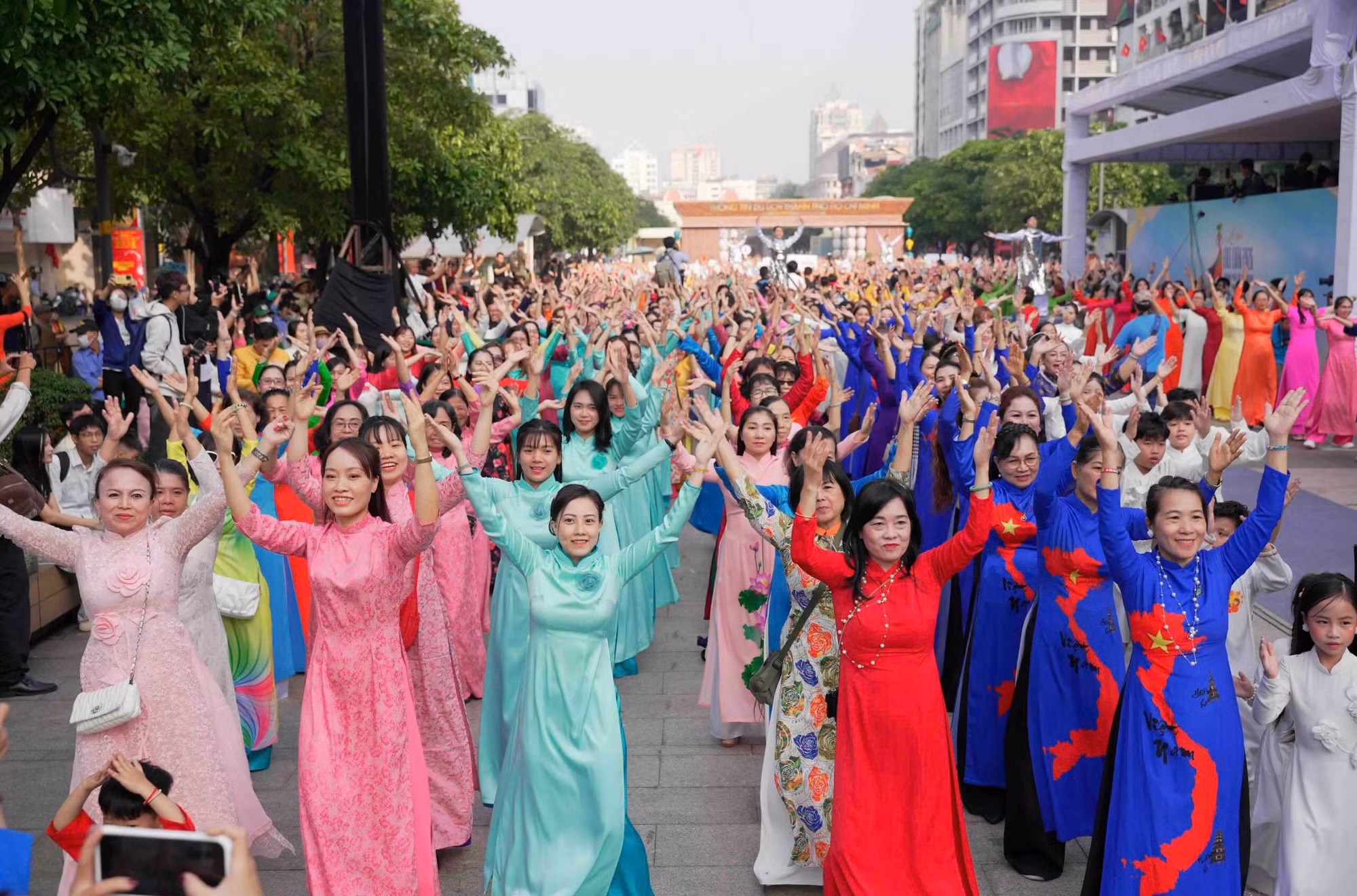 Hơn 58 ngàn người đồng diễn dân vũ áo dài tại TP Hồ Chí Minh -0