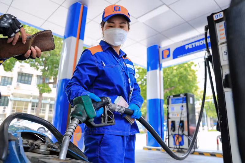Giá xăng dầu đồng loạt tăng mạnh từ 15h ngày 7/3 -0