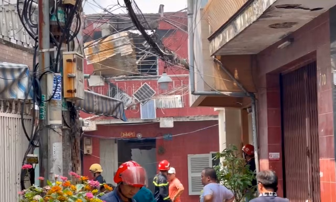Nhà trong hẻm bốc cháy lan sang nhiều nhà dân xung quanh -0
