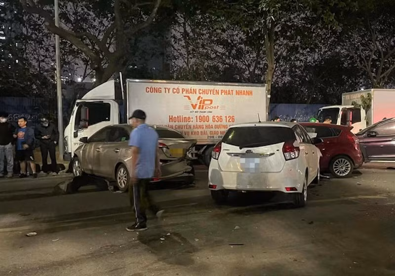 Ô tô mất lái gây tai nạn liên hoàn trên đường Nguyễn Chánh, lái xe có nồng độ cồn -0