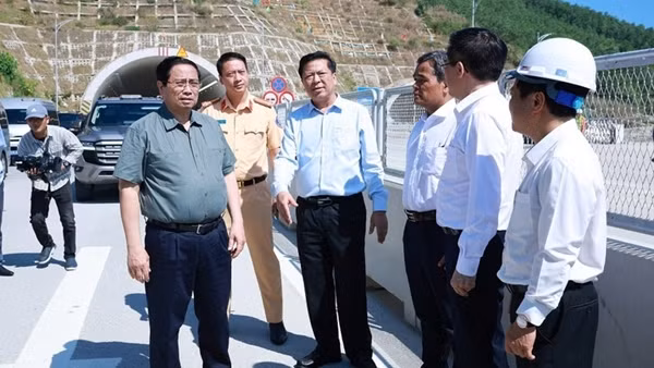 Thủ tướng Phạm Minh Chính kiểm tra các dự án giao thông tại khu vực miền Trung
