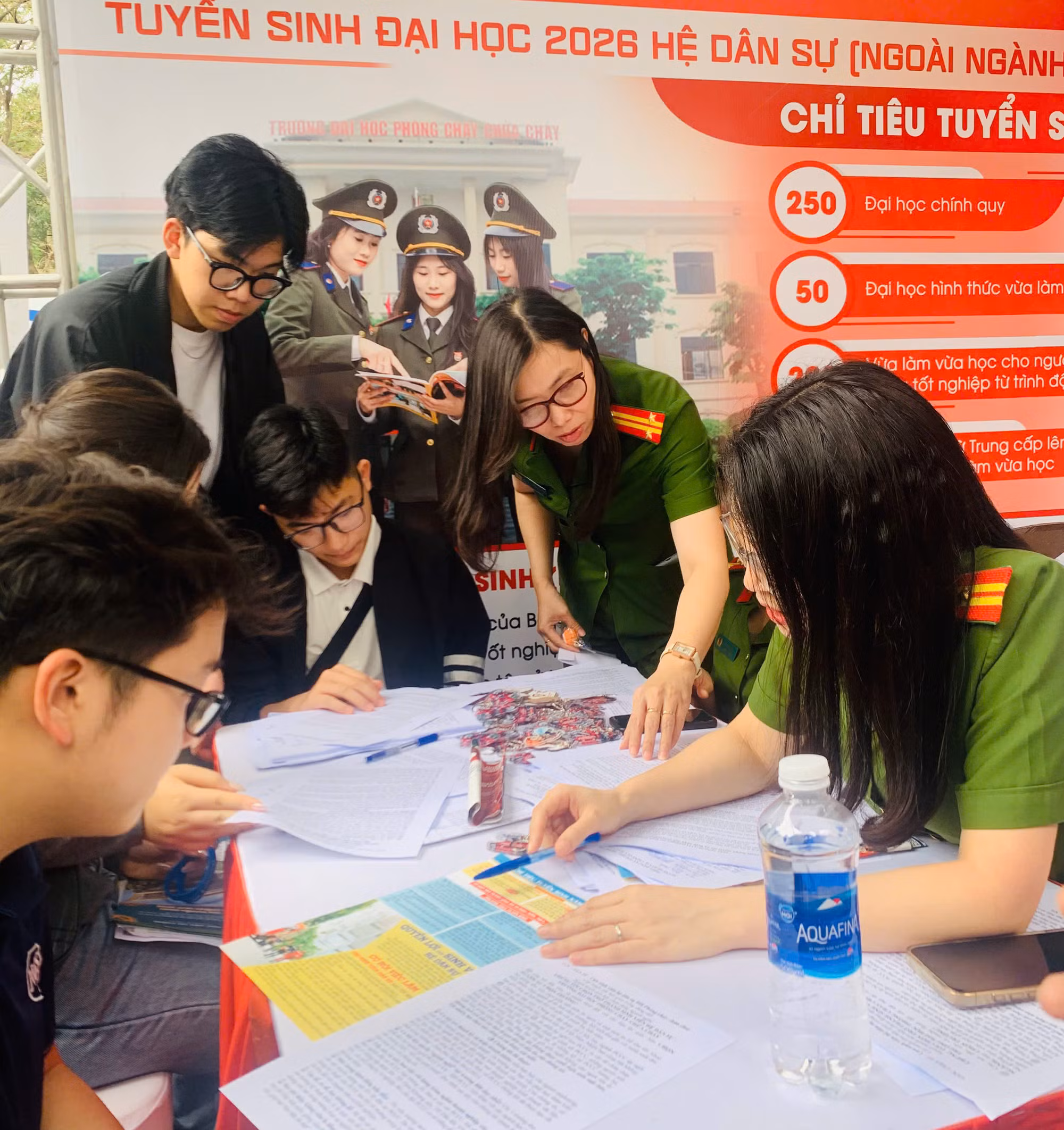 Nhiều thí sinh dành sự quan tâm đặc biệt đến các học viện, trường CAND -0