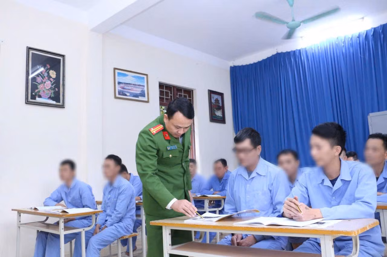 Ngày cầm bút đầu tiên của những “học sinh” ở tuổi xế chiều -0