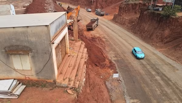 Vụ nhà dân chênh vênh ở Đồng Nai: Chưa hoàn tất giải phóng mặt bằng đã thi công