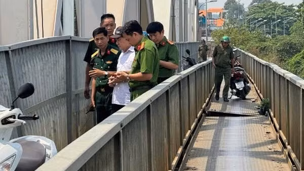Nhiều người bị thương, đường sắt Bắc - Nam gián đoạn do sà lan tông vào cầu Ghềnh