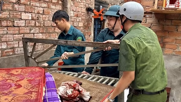 Công an giúp dân khắc phục hậu quả sau dông lốc do mưa trái mùa