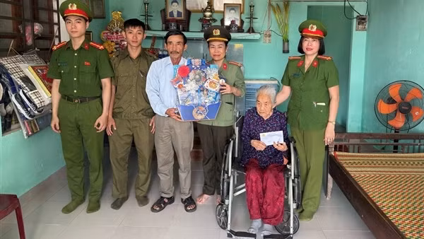 Những "bông hoa tươi thắm" của Công an cấp xã ở Đà Nẵng
