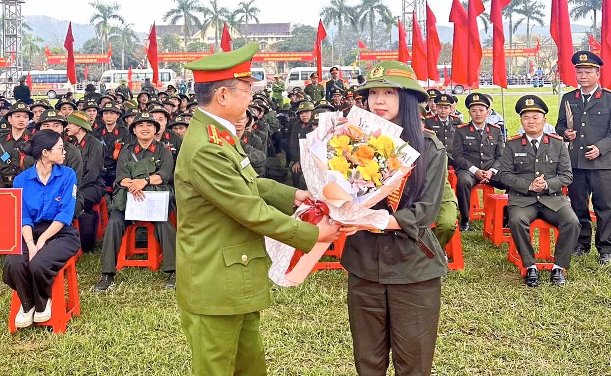 Gần 1.700 tân binh Hà Tĩnh náo nức lên đường nhập ngũ -0